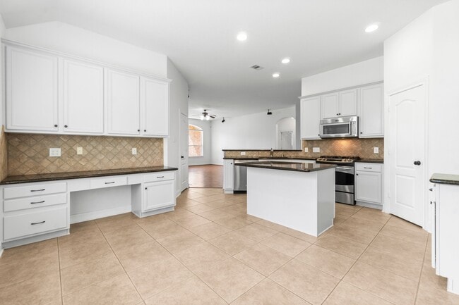 Building Photo - 7 Fraiser Fir Pl