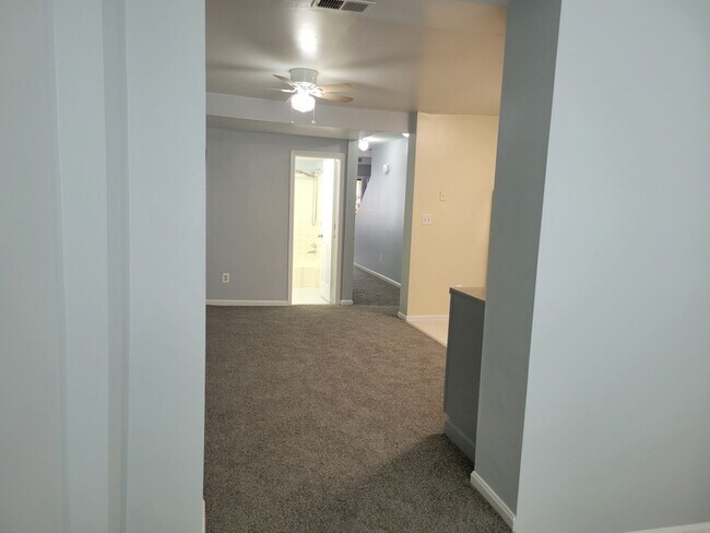 Building Photo - Spacious 3 BR/2 BA Townhome  in Greenway!