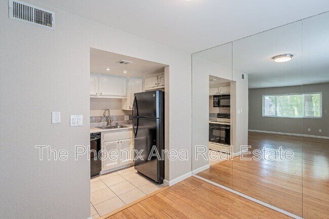 Building Photo - 700 W University Dr