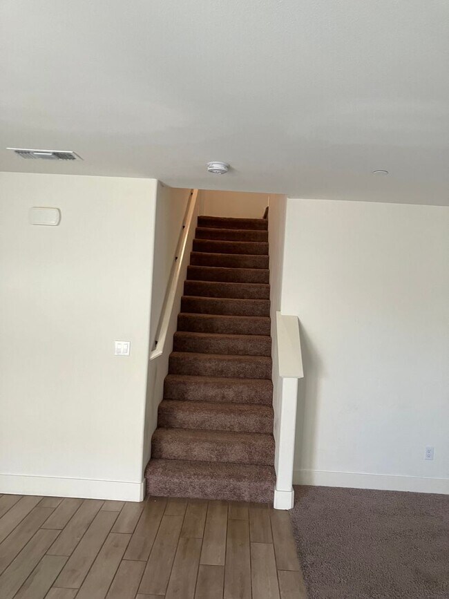 Building Photo - 5 bedroom 3 1/2 bath house in gated commun...