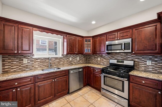 Building Photo - 2533 S Rosewood St