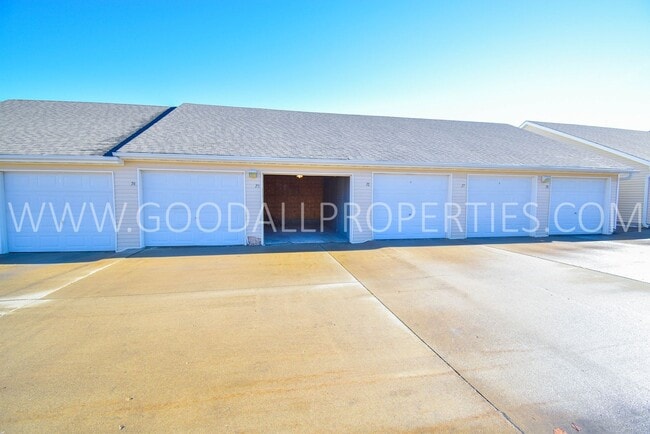 Building Photo - 2 Bedroom 2 Bath Condo w/ Garage on the gr...