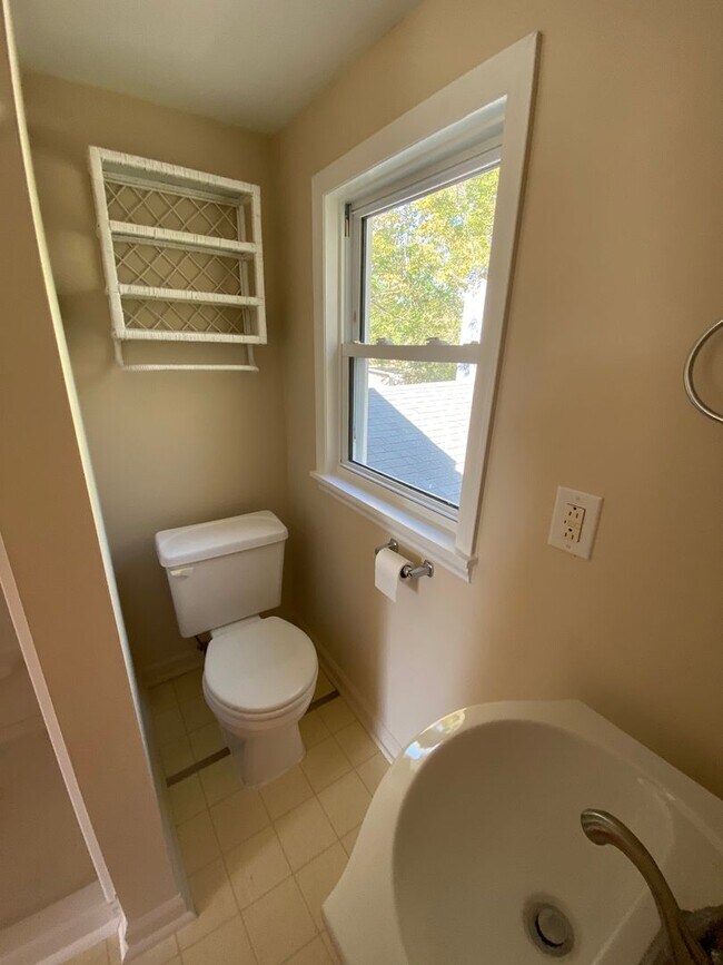 Building Photo - 802 N B St