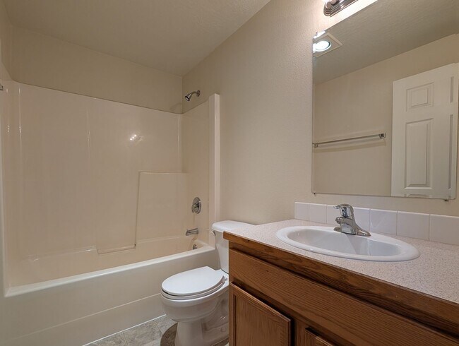 Building Photo - Spacious 3-Bedroom, 2-Bath Townhouse Near River Road In Eugene!