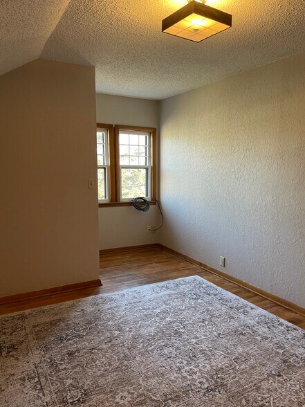 Building Photo - 551 7th St W