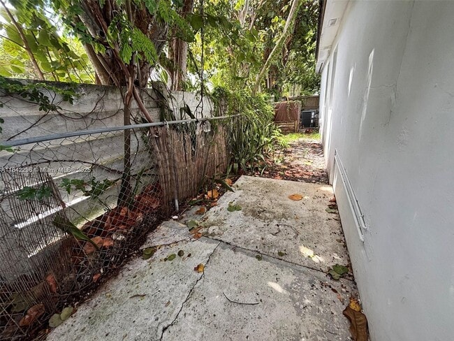 Building Photo - 1933 SW 17th Ct