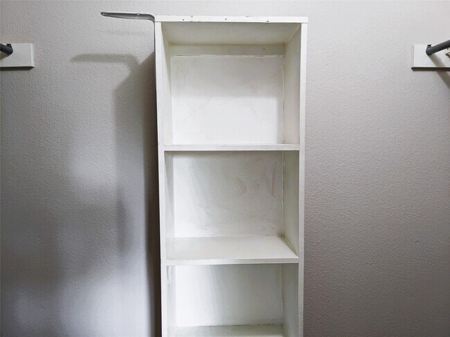 Building Photo - 2100 Tanglewilde St