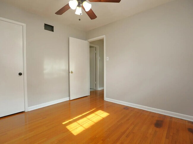 Building Photo - 3 bedroom 2 bathroom