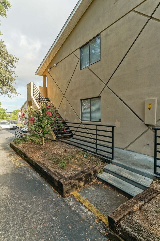 Building Photo - Cozy 1 bedroom 1 bathroom within walking d...