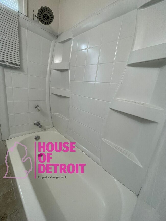 Building Photo - 3 BEDROOM 1 BATH FREE PRE-SCREEN