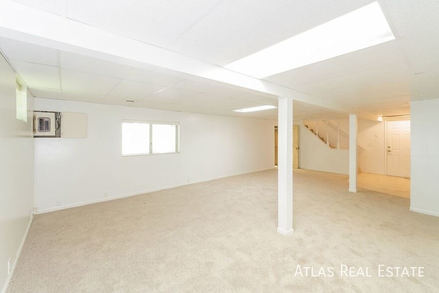 Building Photo - 2700 NE 69th St