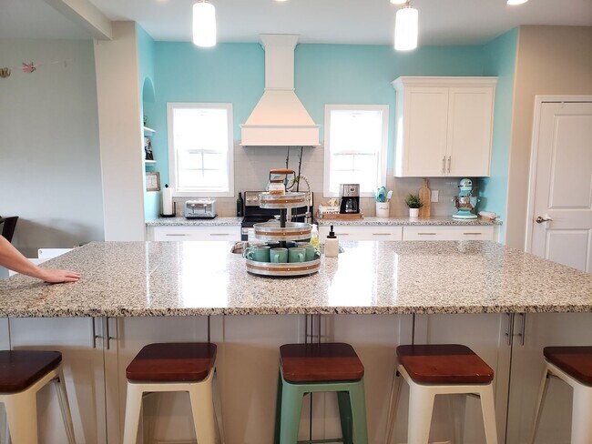 Building Photo - Near Exit 1! Close to I-24! HUGE Kitchen I...