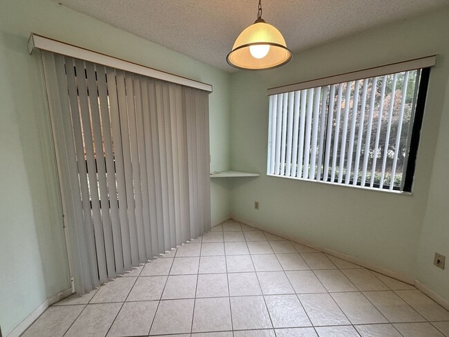 Building Photo - Woodhaven 1st Floor end unit