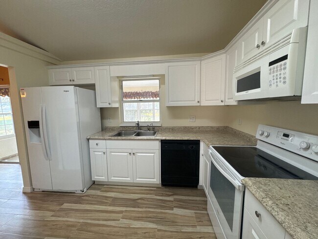 Building Photo - Beautiful Pool Home In Great Location!