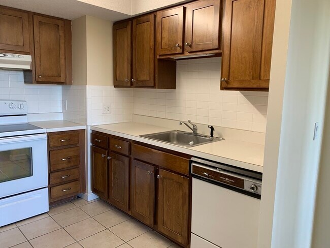 Building Photo - 1731 Beacon St