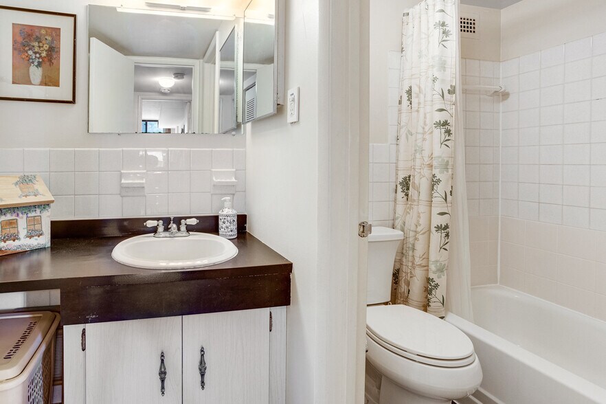 Updated bath - 118 Monroe St
