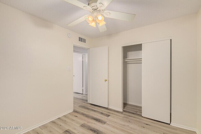 Building Photo - 1136 W 12th St