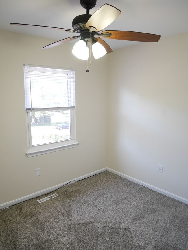 Building Photo - MOVED NOW & SAVE!! 3 Bedroom Townhome loca...