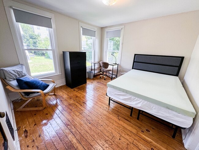 Building Photo - 128 Blair St