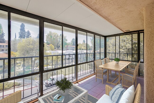 Building Photo - Spacious 3BD/3BA Condo with Enclosed Patio and Resort-style Amenities