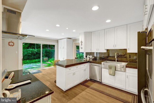 Building Photo - 7845 Old Dominion Dr