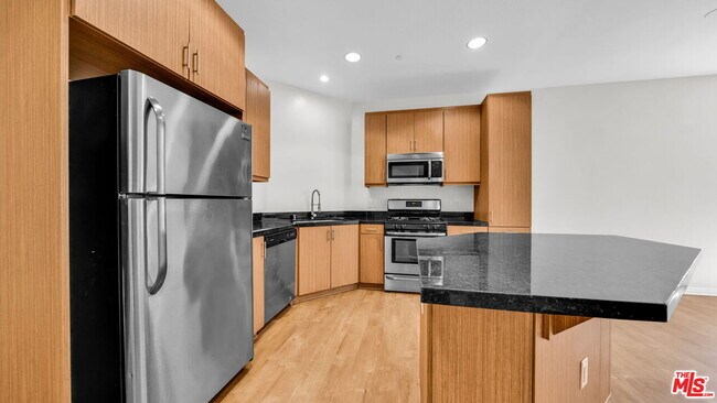 Building Photo - 1408 W Washington Blvd