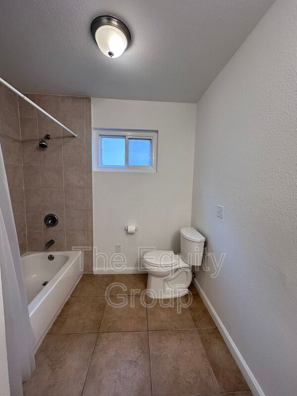 Building Photo - 534 Ash St