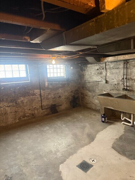 basement - 1305 Airbrake Ave
