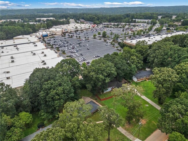 Building Photo - 4839 Lehigh Dr