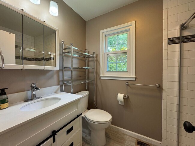 Building Photo - Lovely 4 Bed 3.5 Bath On Single Family Hom...