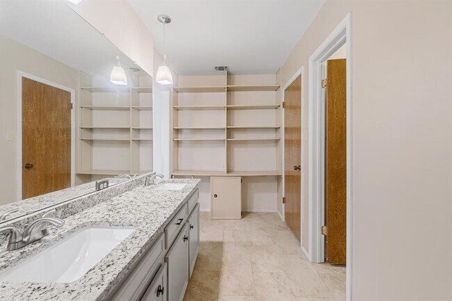 Building Photo - 10604 School House Ln