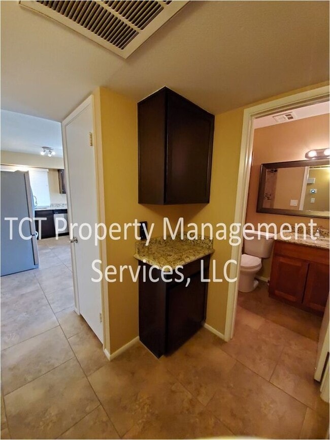 Building Photo - Charming 3 bedroom with HUGE backyard