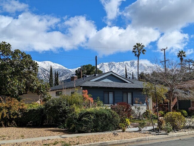 Building Photo - Spacious three bedroom one and half bath house in Sunland!