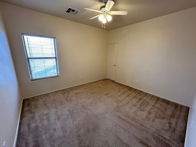Building Photo - Large 3 Bed / 2 Bath Home with Sparkling P...