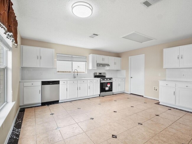 Building Photo - 2727 High Point Dr