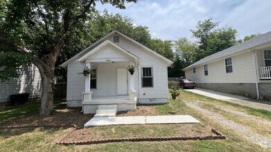 Building Photo - Cute cottage in East Nashville!