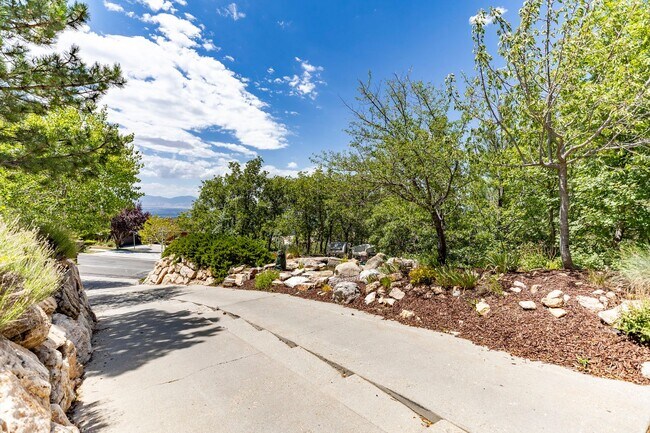 Building Photo - Stunning 5-Bedroom Modern Home with Panora...