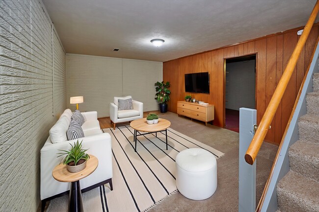 Building Photo - Georgetown Apartments & Townhomes