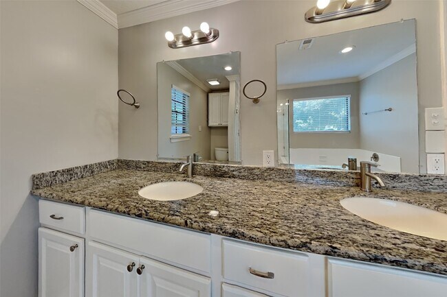 Building Photo - 3918 Forest Village Dr