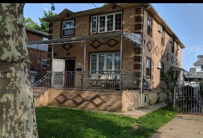 Primary Photo - 221-28 Edmore Ave