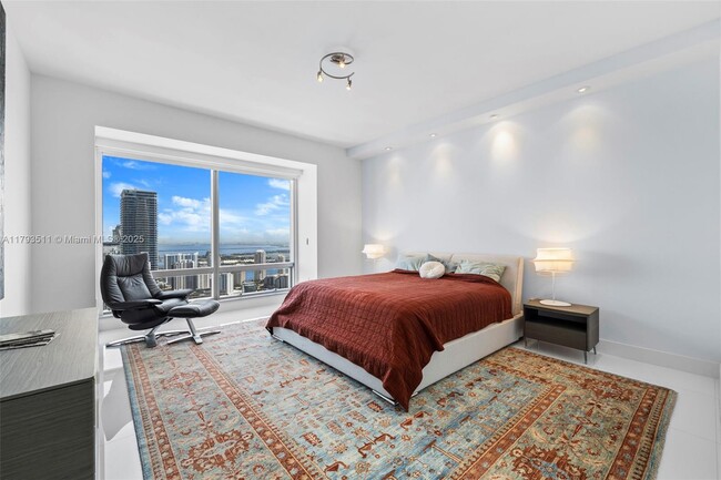 Building Photo - 1425 Brickell Ave
