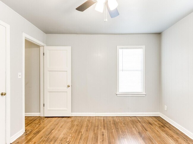 Building Photo - Charming 2 bed 1 bath home with many updates!
