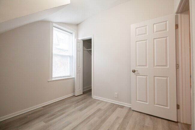 Building Photo - 4018 W Oakdale Ave
