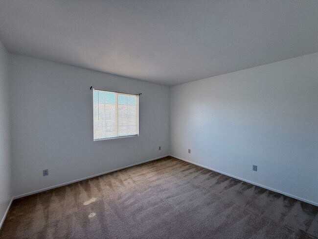 Building Photo - Palmdale 4 Bedroom + 3 Bath