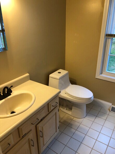 Building Photo - 100 Laurelwood Dr