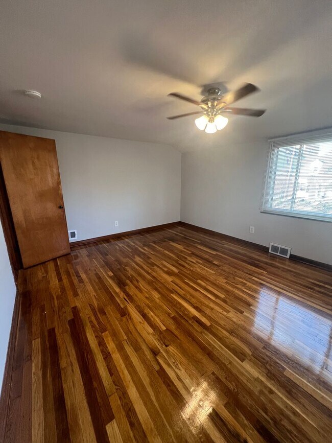 Building Photo - 2 Bedroom Townhome in Grandview!!