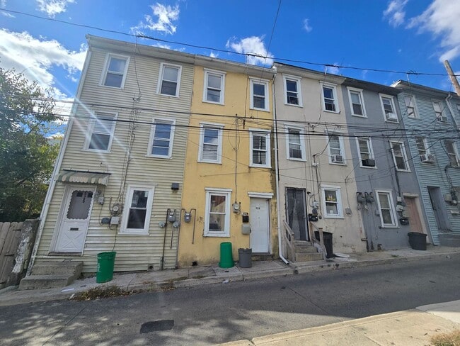 Primary Photo - 528 N Jute St