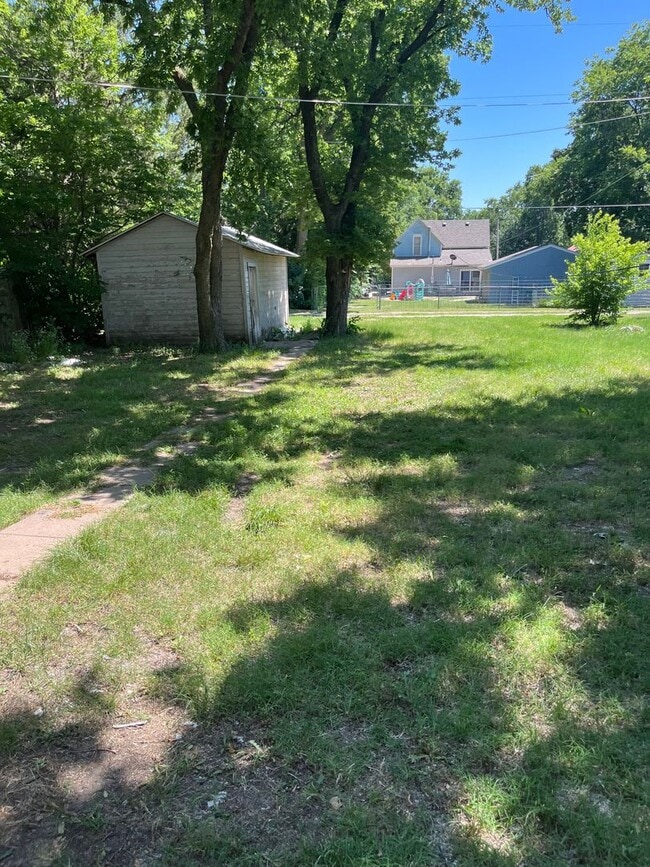 Building Photo - $795 - 3 bed 1 bath - Single Family Home