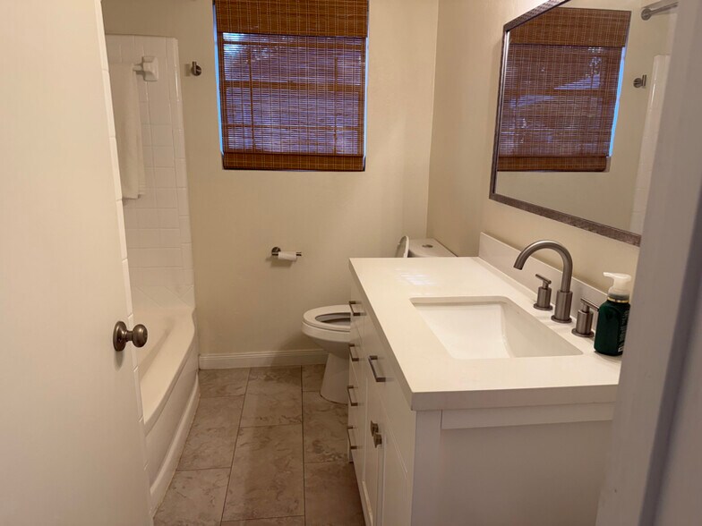 Building Photo - 105 S Weatherred Dr