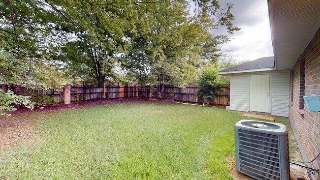 Building Photo - Updated 3/2 with Granite Counters and Stai...
